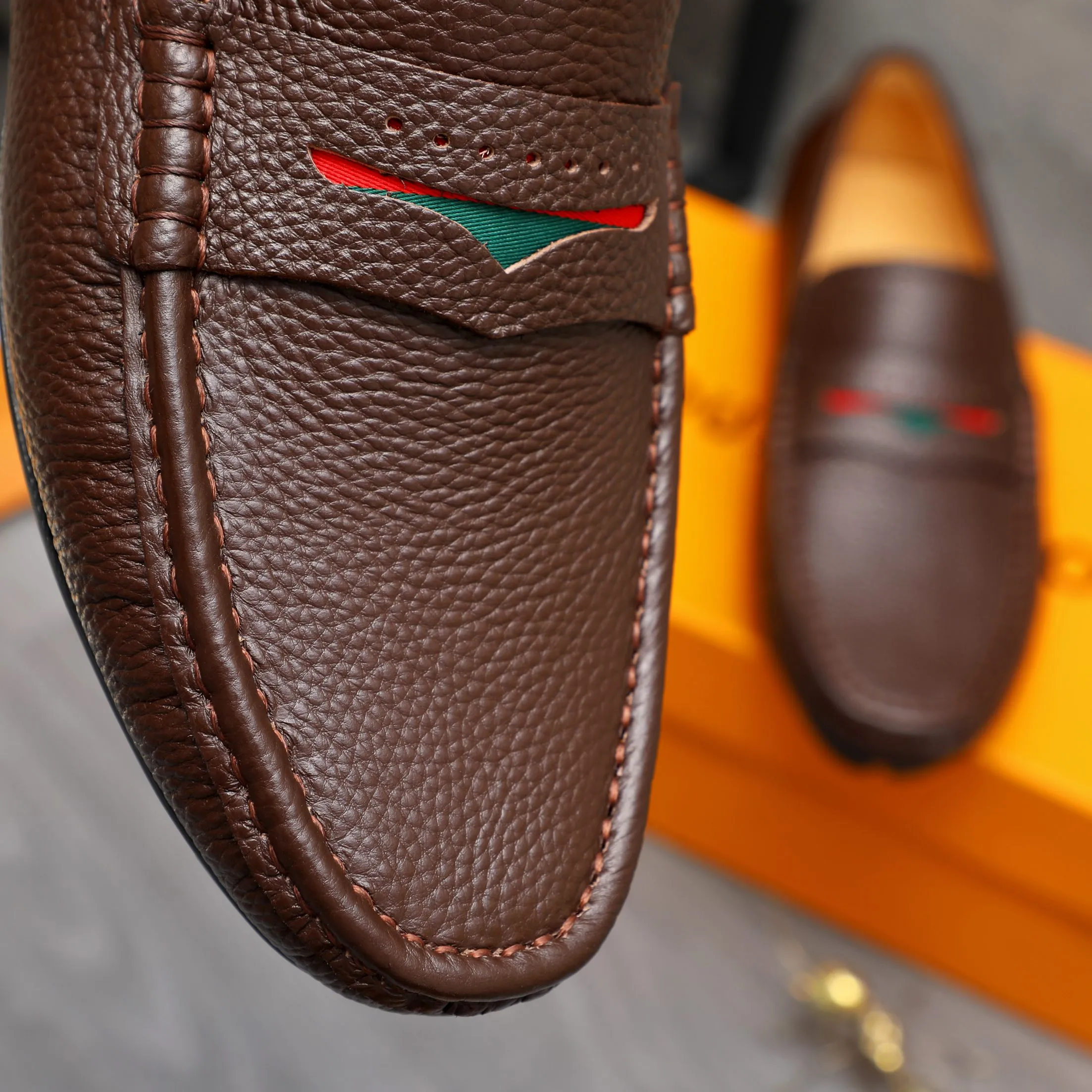 Men's shoes 💰360 Product trademark: LV "Louis Vuitton" casual slip-on men's shoes Regular size: 38-45 Product material: Selected pebbled cowhide upper, pigskin lining, rubber outsole